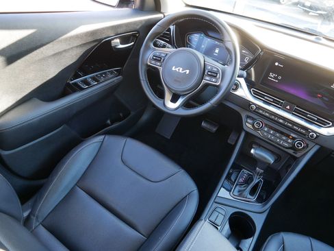 Certified 2022 Kia Niro Touring Special Edition image 9