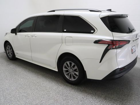 Used 2021 Toyota Sienna XLE FWD image 9