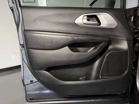 Used 2018 Chrysler Pacifica Touring Plus w/ S Appearance Package FWD image 24