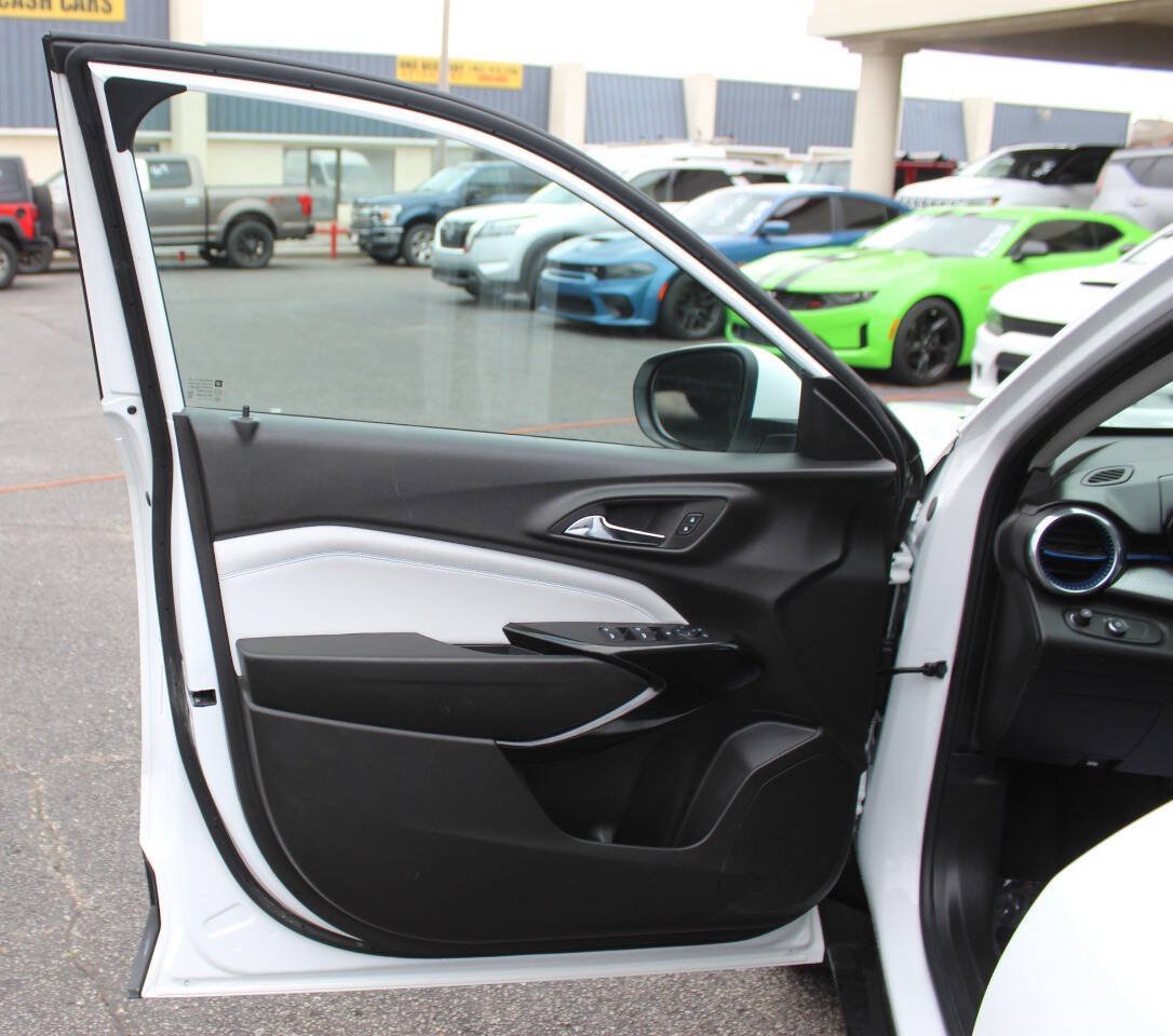 Used 2025 Chevrolet Trax LT FWD image 18