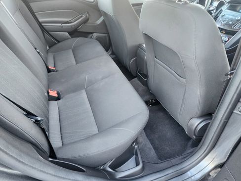 Used 2018 Ford Focus SE w/ SE Appearance Package image 17