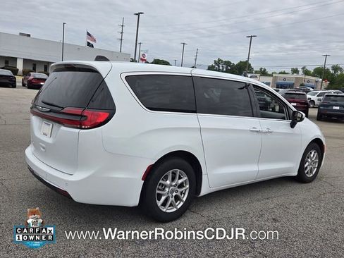 Used 2023 Chrysler Pacifica Touring-L FWD image 16