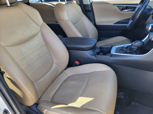 Used 2019 Toyota RAV4 Limited image 23