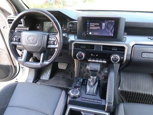 Used 2025 Toyota Tacoma SR5 AWD/4WD image 36