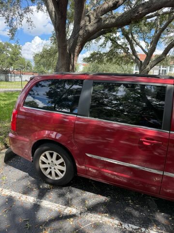 Used 2014 Chrysler Town & Country Touring FWD image 3
