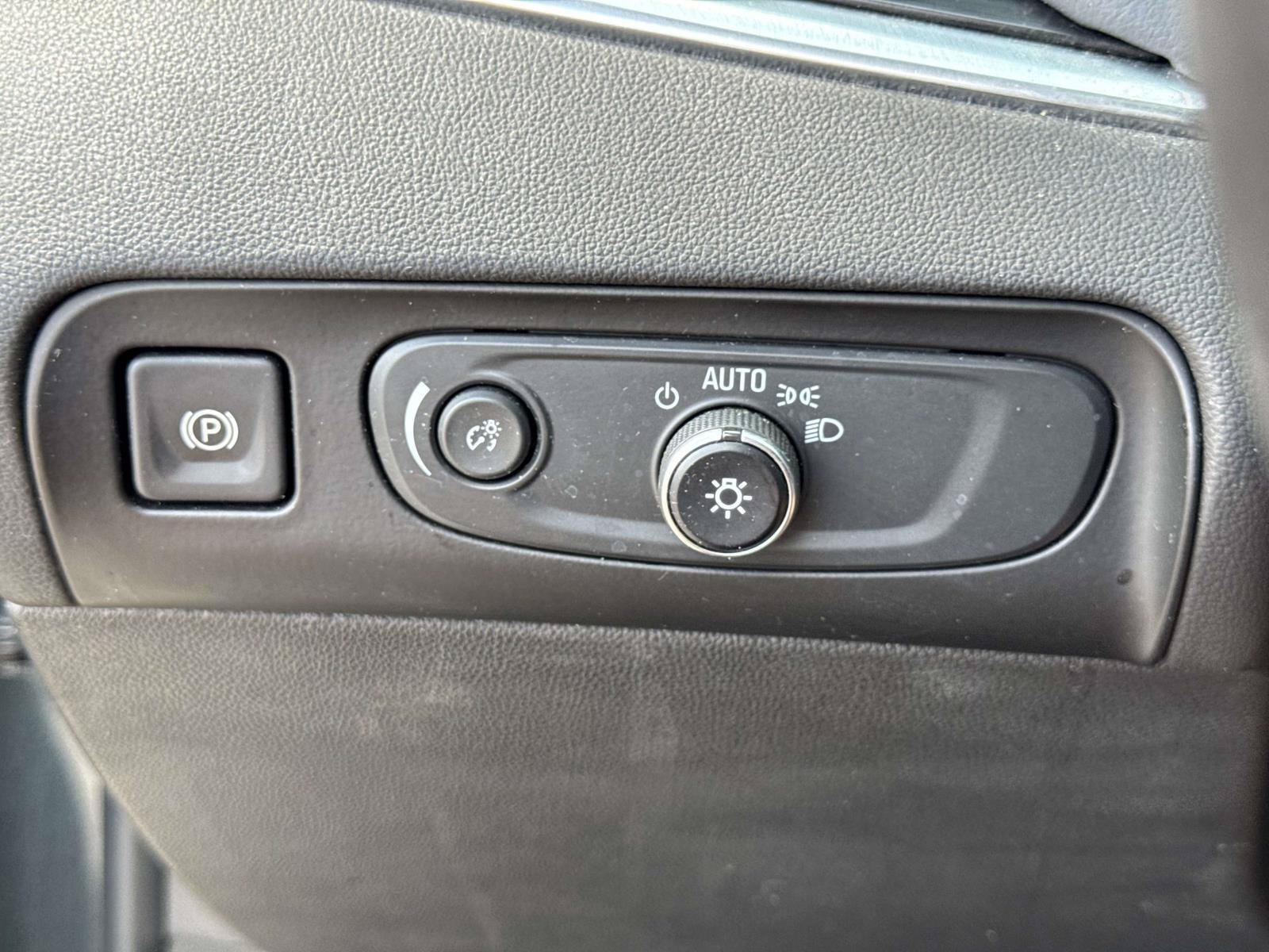 Used 2018 Buick Enclave Essence AWD/4WD image 18