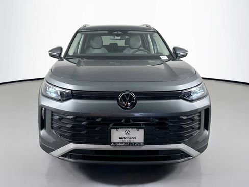 Certified 2025 Volkswagen Tiguan SE image 2