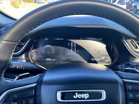 Used 2023 Jeep Grand Cherokee Altitude AWD/4WD image 18