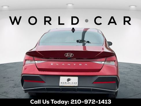 Certified 2025 Hyundai Elantra SE FWD image 4