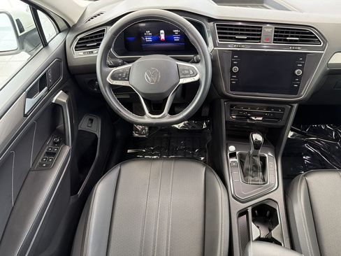 Certified 2024 Volkswagen Tiguan SE FWD image 27