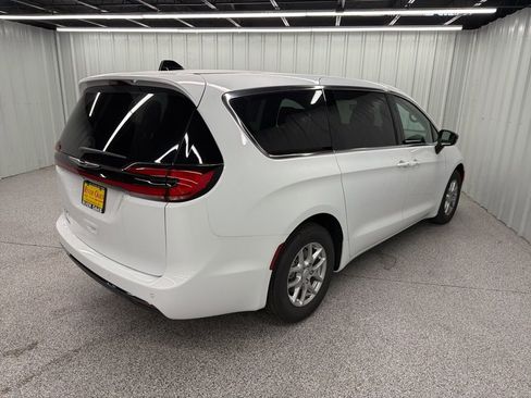 New 2026 Chrysler Pacifica Select image 6