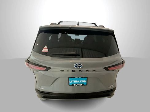Used 2024 Toyota Sienna XSE w/ XSE Plus Package image 7