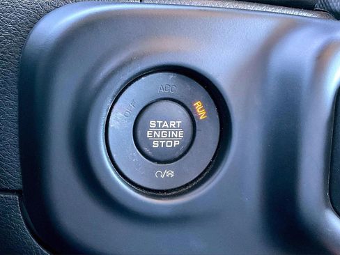 Used 2020 Jeep Wrangler Unlimited Sahara image 27