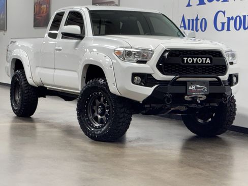 Used 2016 Toyota Tacoma SR image 1