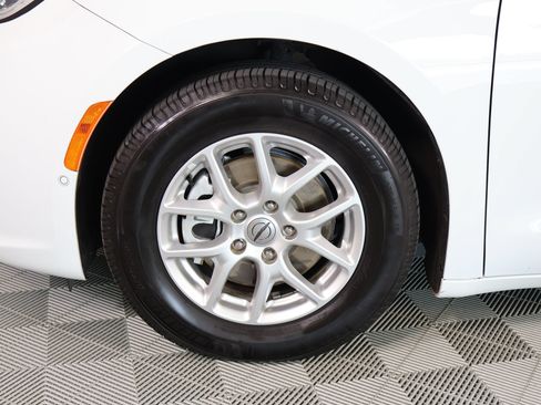 Used 2021 Chrysler Pacifica Touring-L w/ Uconnect Theater Family Group FWD image 20