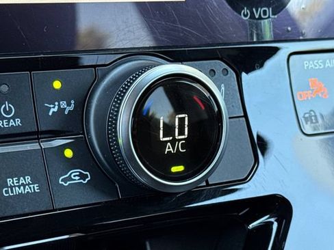 Used 2023 Toyota Highlander XLE FWD image 31