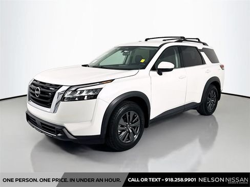 Used 2022 Nissan Pathfinder SV FWD image 1