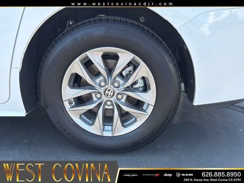 Used 2025 Toyota Sienna LE FWD image 17
