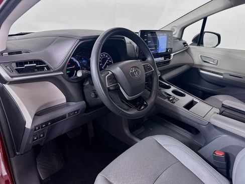 Used 2021 Toyota Sienna Limited image 9