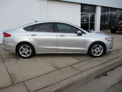 Used 2018 Ford Fusion SE w/ Fusion SE Technology Package image 8