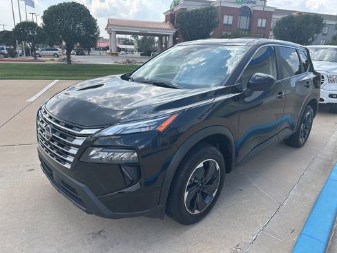 Used 2024 Nissan Rogue SV image 4