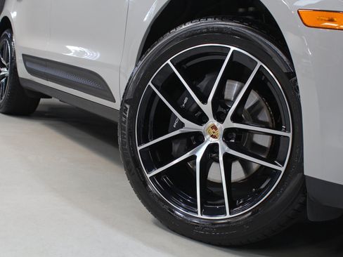 Used 2025 Porsche Macan w/ Premium Package Plus AWD/4WD image 17