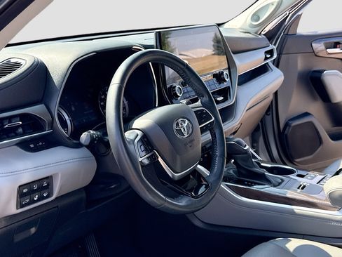 Used 2021 Toyota Highlander Limited AWD/4WD image 4