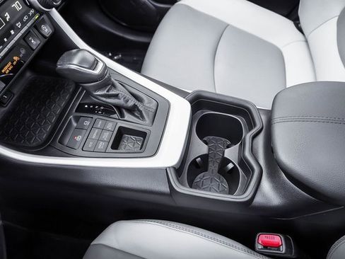 Used 2021 Toyota RAV4 XLE Premium image 17