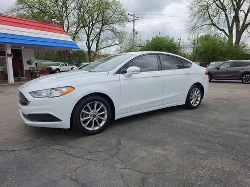 Used 2017 Ford Fusion SE FWD image 2