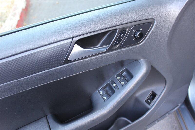 Used 2012 Volkswagen Jetta SE FWD image 11