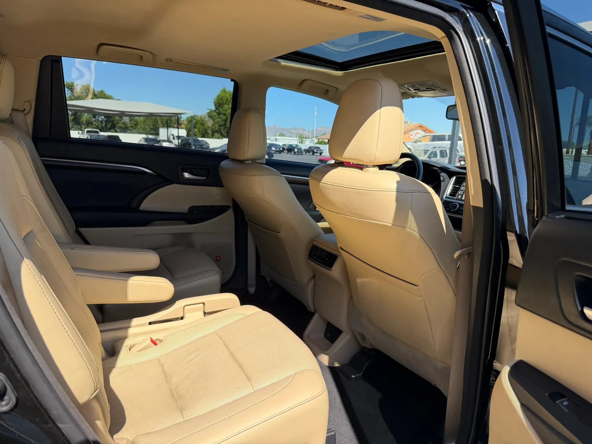 Used 2015 Toyota Highlander Limited AWD/4WD image 30