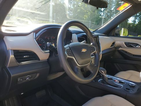 Used 2023 Chevrolet Traverse LS FWD image 16