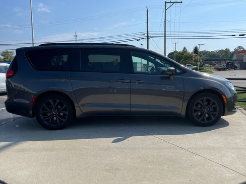 Used 2020 Chrysler Pacifica Touring-L Plus w/ S Appearance Package FWD image 8