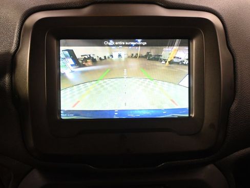 Used 2019 Jeep Renegade Latitude w/ Cold Weather Group AWD/4WD image 29