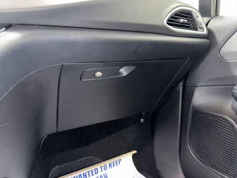 Used 2025 Chrysler Pacifica Select image 28