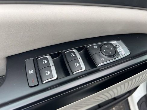 Used 2024 Kia Carnival LX FWD image 28