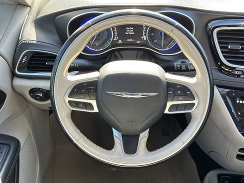 Used 2020 Chrysler Pacifica Limited image 22