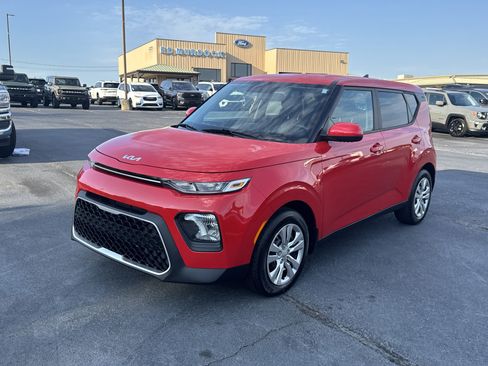 Used 2022 Kia Soul LX image 2