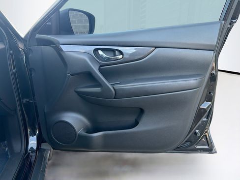 Used 2018 Nissan Rogue S image 31