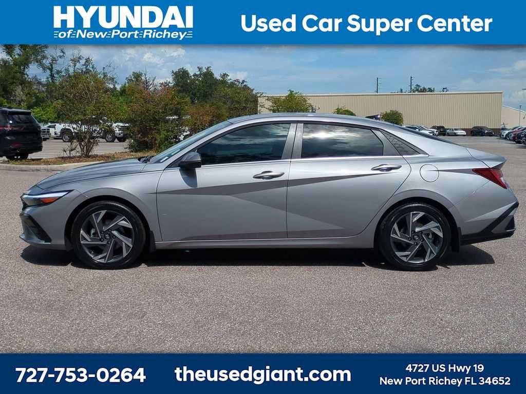 Certified 2025 Hyundai Elantra Limited FWD image 2