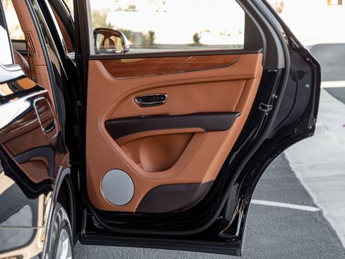 Used 2022 Bentley Bentayga image 26