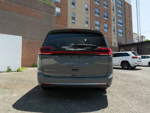 Used 2023 Chrysler Pacifica Touring-L FWD image 4