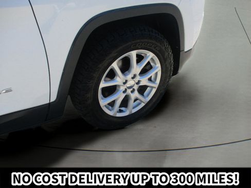Used 2015 Jeep Cherokee Latitude w/ Cold Weather Group AWD/4WD image 32