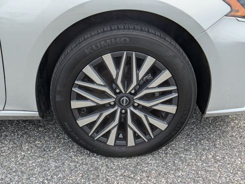 Used 2025 Nissan Altima 2.5 SV AWD/4WD image 11