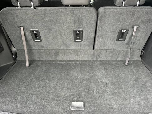 Used 2025 Chevrolet Traverse LT image 16