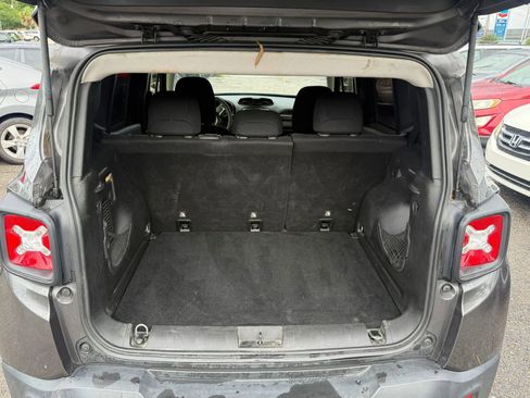 Used 2018 Jeep Renegade Latitude FWD image 7