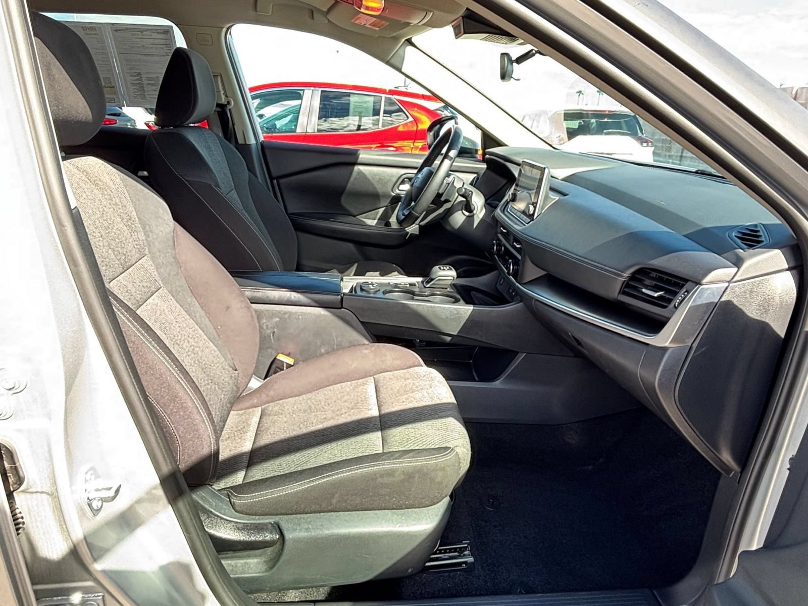 Used 2025 Nissan Rogue SV AWD/4WD image 28