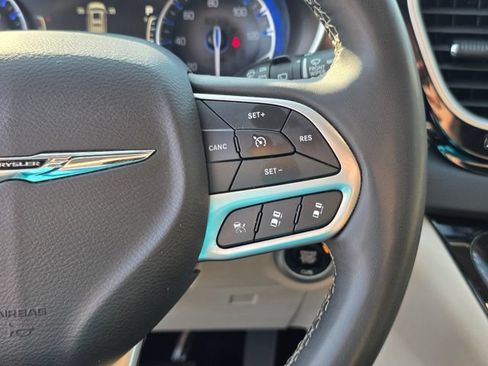 Used 2023 Chrysler Pacifica Touring-L FWD image 28