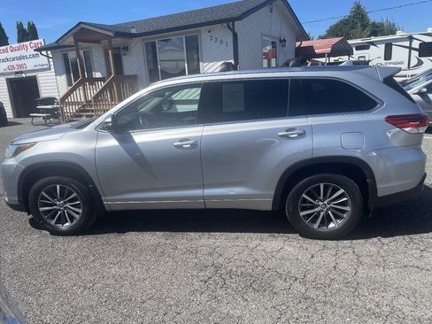 Used 2018 Toyota Highlander XLE AWD/4WD image 2
