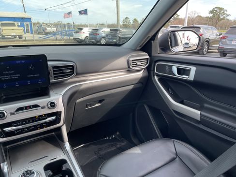 Used 2022 Ford Explorer XLT w/ Equipment Group 202A image 31